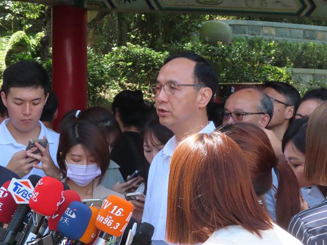 侯友宜兵役政策，朱立倫表示都是根據黨綱黨章進行討論。（葉德正攝）