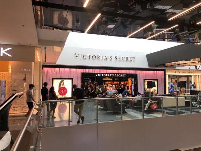 罗马购物中心龙头「罗马之门」为了夏季折扣季拟延长营业时间，引起1000多名员工抗议。（资料照/shutterstock）