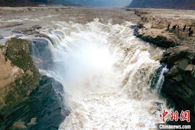 河山有价，大陆围栏挡景严禁偷窥背后权益之争。图为今年2月11日陕西延安壶口瀑布。 （中新网）