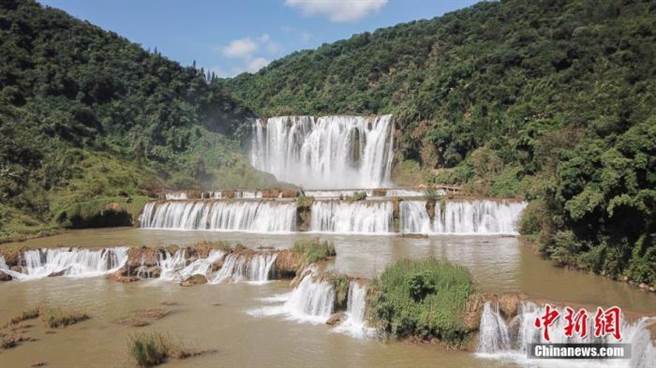 河山有价，大陆围栏挡景严禁偷窥背后权益之争。图为航拍云南罗平九龙瀑布群。 （中新网）
