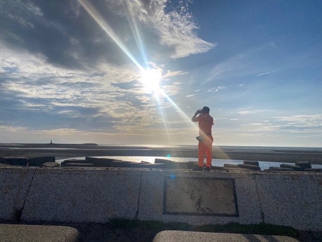 高美濕地3移工落海失聯，搜救人員上午動員陸海空擴大搜救仍未尋獲。(海巡署提供)