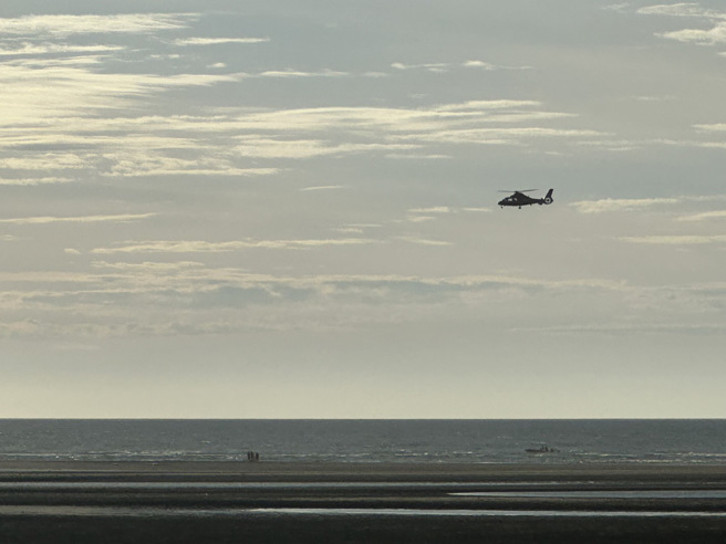 高美濕地3移工落海失聯，搜救人員上午動員陸海空擴大搜救仍未尋獲。(海巡署提供)