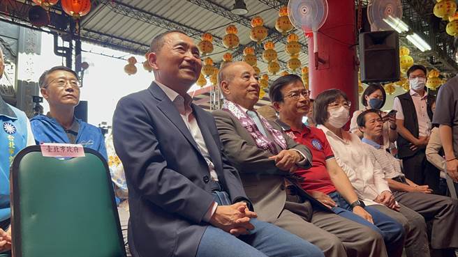 國民黨總統參選人侯友宜（前排左一）及前立法院長王金平（前排左二）5日出席指南宮孚佑帝君成道1143周年三獻大典。（陳薏云攝）