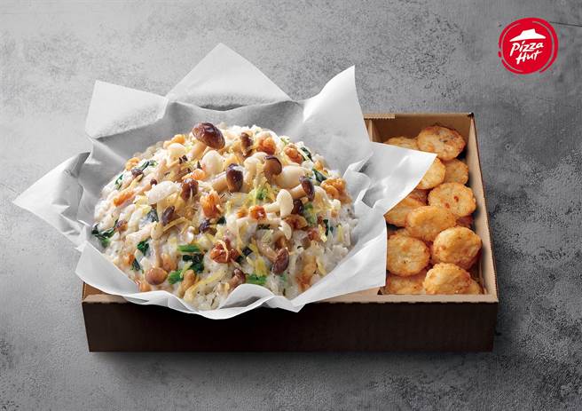 必勝客新品「藍濃起司蕈菇紙包飯」單點原價209元，嚐鮮價199元。（必勝客提供／朱世凱台北傳真）