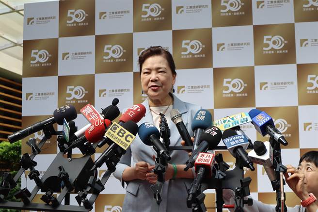 经济部长王美花到工研院祝贺50周年院庆，并提及要做好在全球下之下台湾的产业供应链与布局工作。（邱立雅摄）