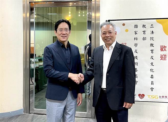 民眾党立委张其禄（左）今（5）日到高雄市路竹区高苑科技大学考察，与高苑科技大学董事长林辉政交流。（林瑞益摄）