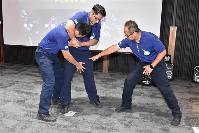 警方示范抓击施暴者的下体。（院方提供／孙英哲彰化传真）