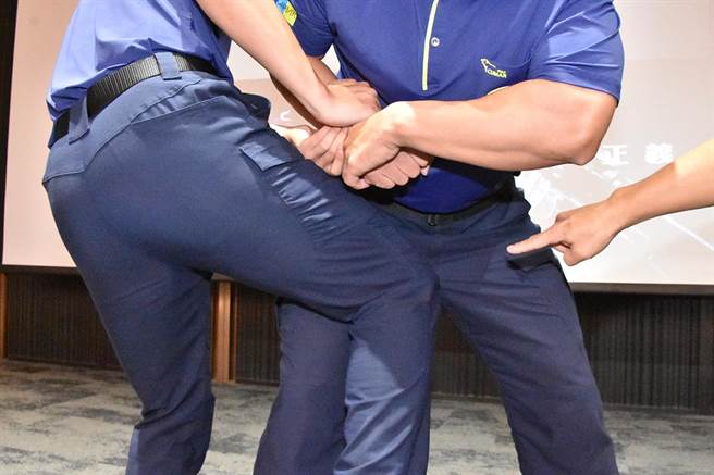 警方示范以膝盖撞击施暴者的下体。（院方提供／孙英哲彰化传真）