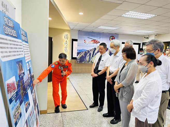 內政部空中勤務總隊今（5）日起，於考選部國家考場藝文走廊舉辦「空中救災職人」展覽。（圖／空勤總隊提供）