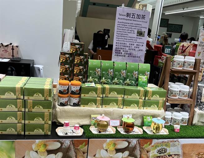 情后时代，国际交流开始復甦，花莲吉安刺五加保健茶饮与瑞穗柚子茶，都到新加坡知名百货设架贩售，试水温。（花莲县府提供／王志伟花莲传真）