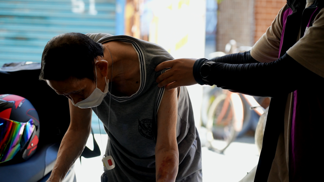 突然的中风就让70岁周伯伯的人生全变了调。(图/林荷玉 摄)