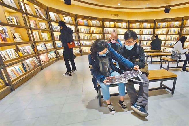 文化成年禮金自6月6日開放領用至今1個月，領取人數達62萬人，抵用金額破2億元。（本報資料照片）