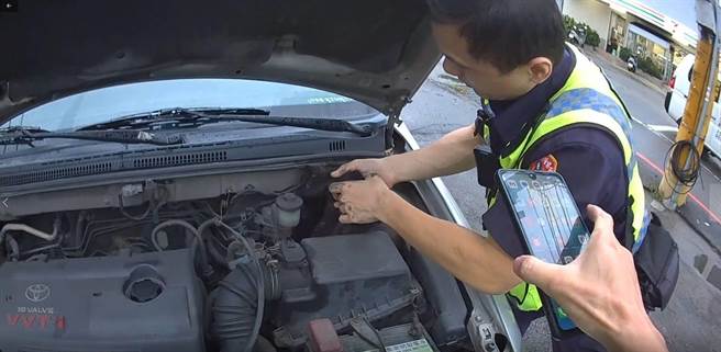 仁化派出所警方将2个月大奶猫从汽车引擎室救出。（警方提供／陈淑娥台中传真）