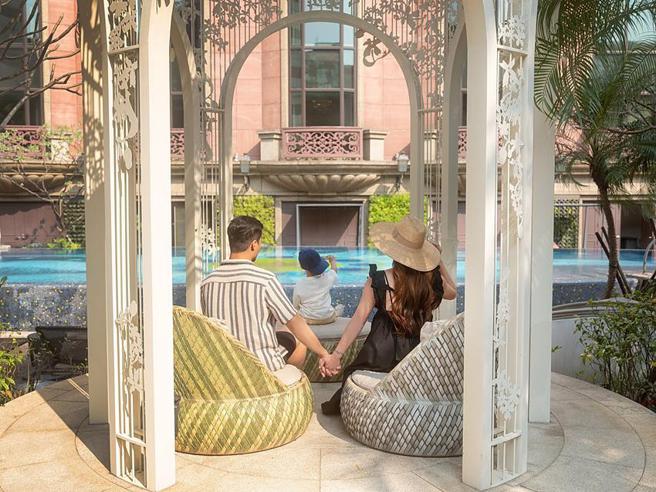 （台北文华东方酒店推出「文华亲子假期」，房客入住期间可在户外泳池参与游泳课，或参加亲子瑜珈、HIIT(高强度间歇运动)等室内的私人运动课程。图／台北文华东方酒店提供）