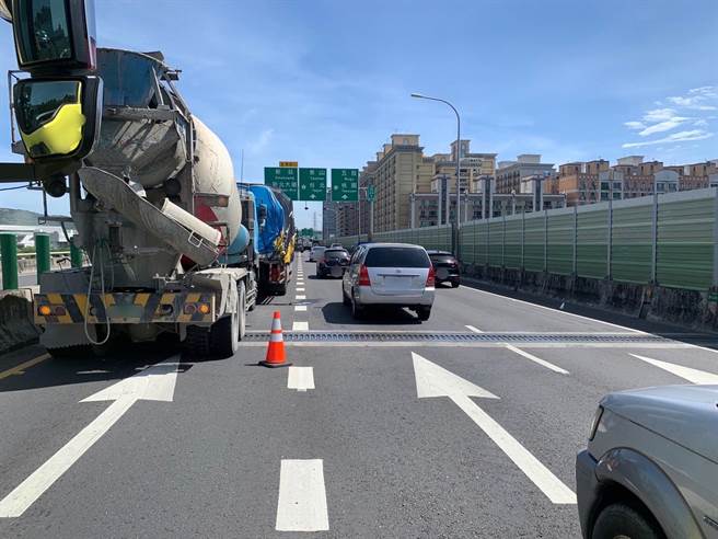 新庄台65线上午发生5车追撞事故，场面十分惊险。（警方提供）