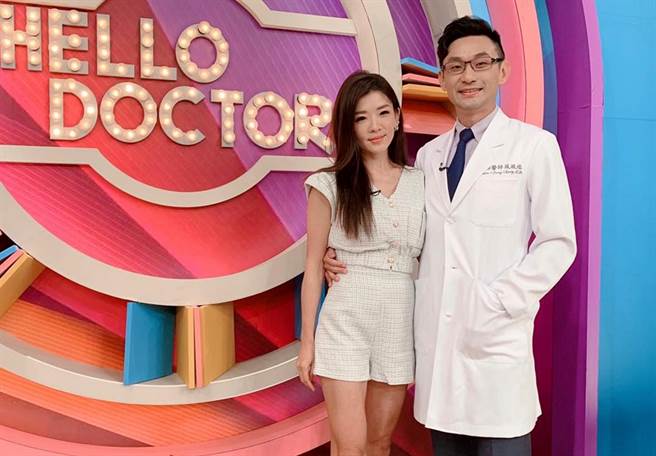 张振榕（右）和护理师老婆莘妮常一起上电视节目。（艾迪昇传播提供）
