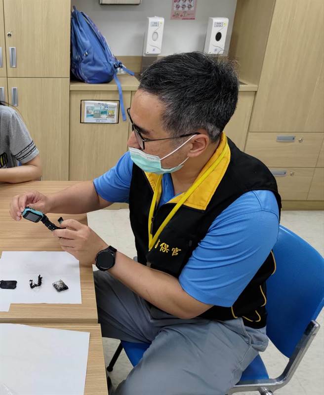 新北市土城区10岁男童因「HERO WATCH」智慧手表自燃烫伤，引发社会关注，新北市消保官今会同相关单位与家长会谈，并与对业者展开行政调查。业者表示，愿意拿出最大诚意与受害者协商赔偿方案。（新北市消保官提供）