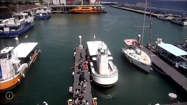 屏东离岛琉球乡5日发生一起落海意外，10岁男童走在码头上因被绊倒而不慎落海，海巡执检人员见状后下一秒立即跳下海救人。（海巡提供／谢佳潾屏东传真）