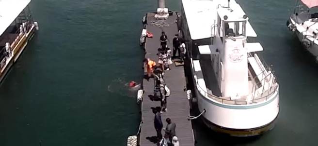 屏东离岛琉球乡5日发生一起落海意外，10岁男童走在码头上因被绊倒而不慎落海，海巡执检人员见状后下一秒立即跳下海救人。（海巡提供／谢佳潾屏东传真）