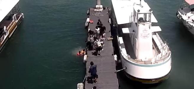 屏东离岛琉球乡5日发生一起落海意外，10岁男童走在码头上因被绊倒而不慎落海，海巡执检人员见状后下一秒立即跳下海救人。（海巡提供／谢佳潾屏东传真）