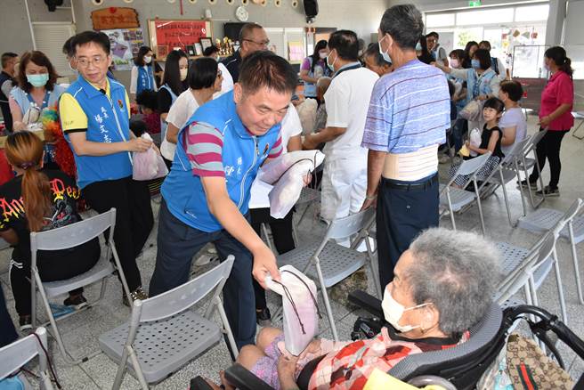 苗栗县第6座银髮健身俱乐部落脚在后龙镇水尾社区，苗栗县长锺东锦5日主持启用，分送长辈擦汗巾。（谢明俊摄）