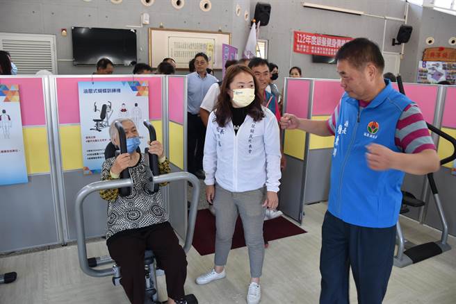苗栗县第6座银髮健身俱乐部落脚在后龙镇水尾社区，苗栗县长锺东锦5日主持启用，与长辈共同体验健身器材。（谢明俊摄）