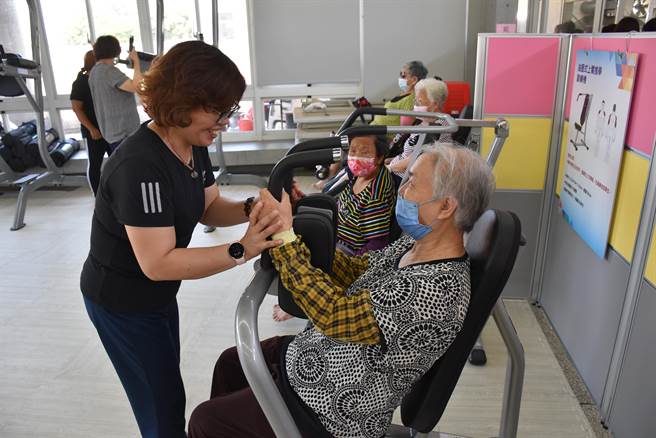 苗栗县第6座银髮健身俱乐部落脚在后龙镇水尾社区，特别聘有育达科大专业体健老师前来指导长辈使用器材。（谢明俊摄）