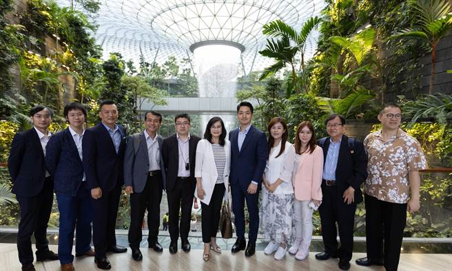 台北市长蒋万安5日率团前往新加坡考察，第一站来到机场内的「星耀樟宜」设施。（台北市政府提供／丁上程台北传真）