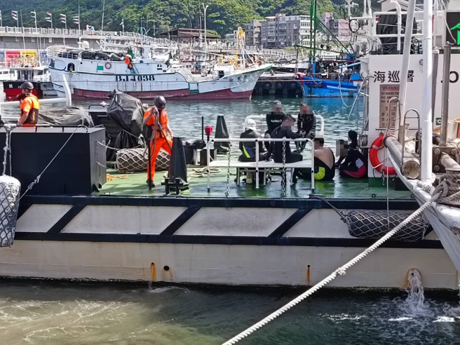 瑞芳「蝙蝠洞」潜客遭洋流带走！4男4女受困北海岸。(消防局提供)