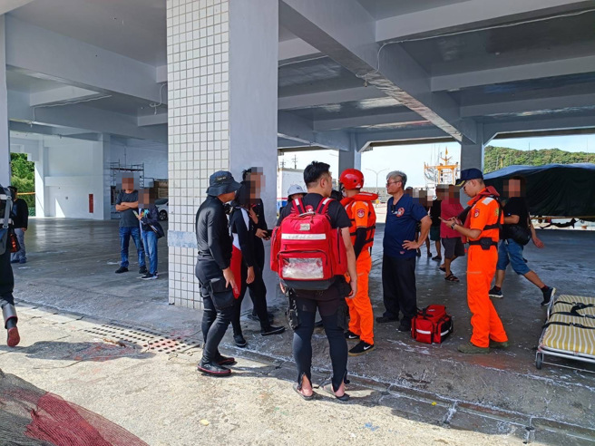 瑞芳「蝙蝠洞」潜客遭洋流带走！4男4女受困北海岸。(消防局提供)