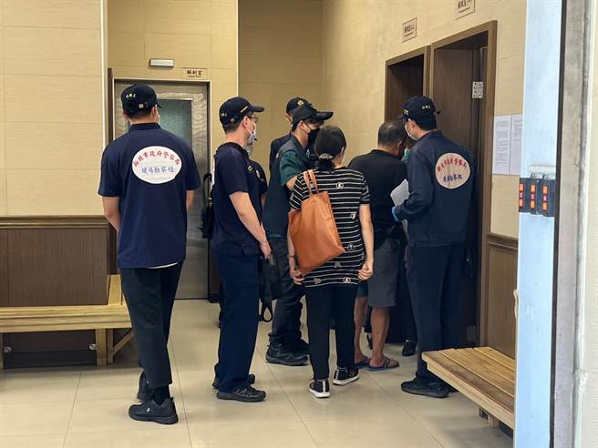 新店區昨天發生弒母案，檢察官通知死者家屬到殯儀館相驗。（王揚傑攝）