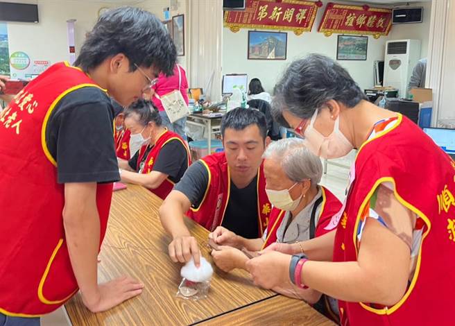 华山基金会自2012年开始在金门设立天使站，免费提供在地三失老人到宅服务。(图／华山基金会提供)