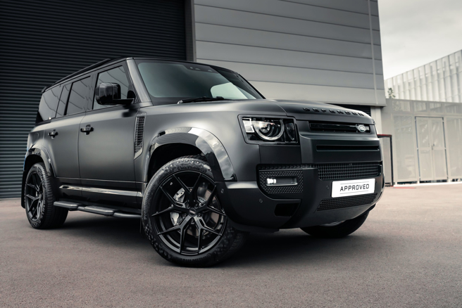 一台LAND ROVER Defender的左前方车头灯，有林襄用金色奇异笔的亲笔签名。（图／示意图，达志影像）