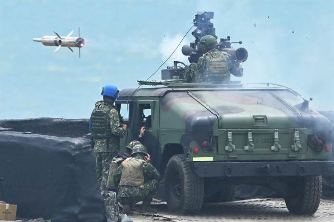 天马操演实弹射击，操演部队用M220A2拖式II型车载发射系统，击毁海上目标。（季志翔摄）