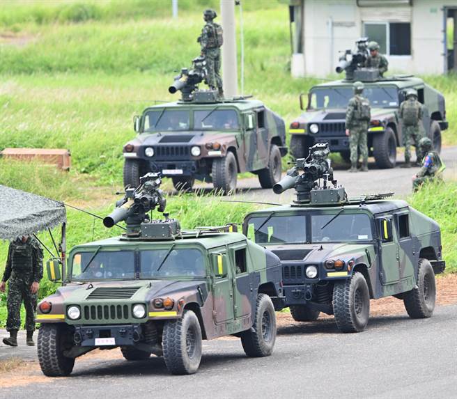 陆军、海军陆战队3日在南部屏东海边进行天马操演实弹射击，参与射击的部队在路旁待命上场。（季志翔摄）