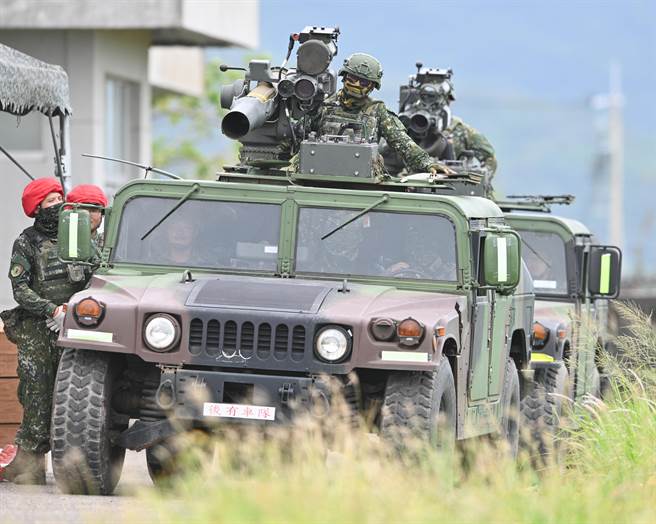 天马操演实弹射击，参与射击的部队在路旁待命上场。（季志翔摄）