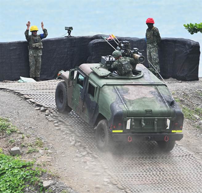 天马操演实弹射击，参与射击部队的M220A2拖式II型悍马车开上发射台，准备发射飞弹。（季志翔摄）