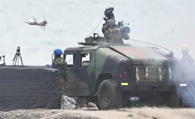 天马操演实弹射击，操演部队用M220A2拖式II型车载发射系统，击毁海上目标。（季志翔摄）