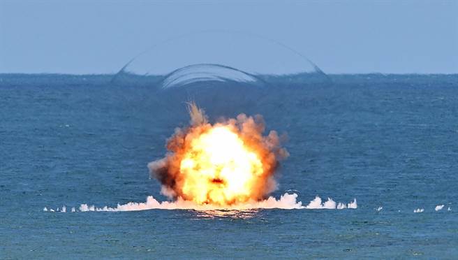 天马操演实弹射击，操演部队的拖式飞弹将海面上的假想敌目标摧毁。（季志翔摄）