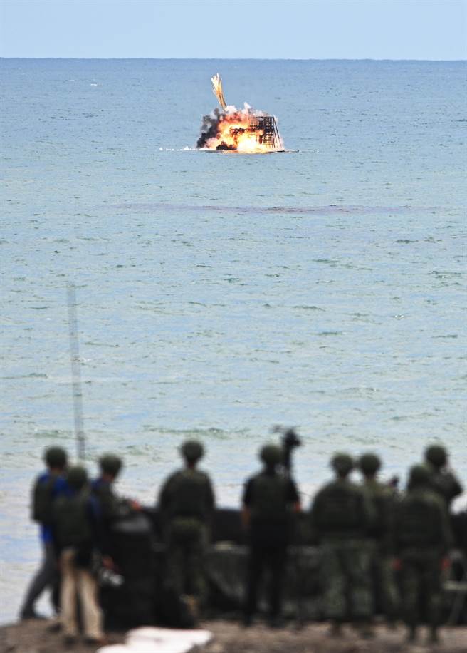 天马操演实弹射击，操演部队的拖式飞弹将海面上的假想敌目标摧毁。（季志翔摄）