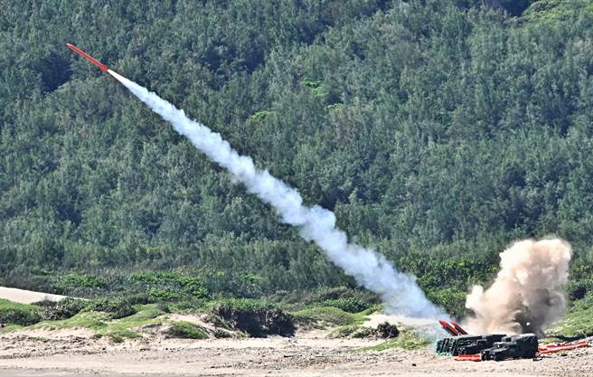 陆军与海军陆战队4日于屏东九棚地区执行「神弓操演」任务，操演全程以靶弹及靶机模拟敌军，实施「双联装刺针飞弹系统」实弹射击。（季志翔摄）