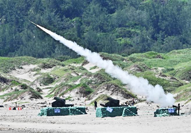 「神弓操演」任务，实施「双联装刺针飞弹系统」实弹射击。（季志翔摄）