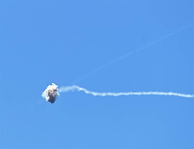 「神弓操演」任务，实施「双联装刺针飞弹系统」实弹射击，成功击毁空中的靶机。（季志翔摄）