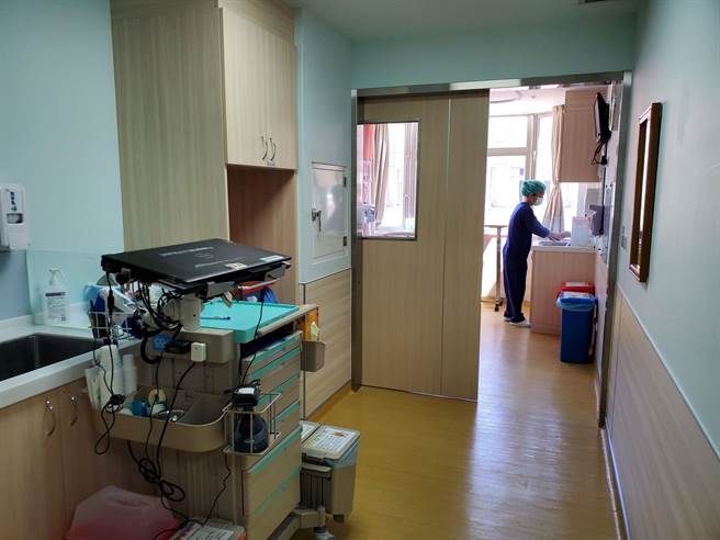 臺大雲林分院亞急性呼吸病房整建完畢啟用，平時作為呼吸訓練場所，需負壓隔離的患者也能使用，紓解加護病房及手術室的照護能量。（周麗蘭攝）