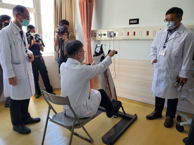 臺大雲林分院的亞急性照護病房配置一間肺復健室幫助病人穩扎穩打地練習吞嚥與復健訓練，呼吸器脫離率平均可達50％以上。（周麗蘭攝）