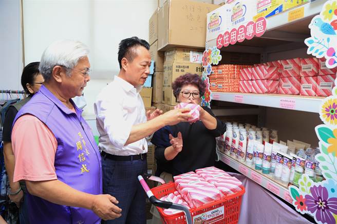 女企業家蔡惠櫻今天捐助嘉義縣物資銀行購買衛生棉等女性用品，縣長翁章梁將用品上架。（廖素慧攝）