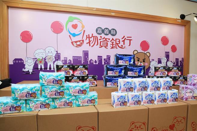 嘉義縣物資銀行有女性用品專區供應弱勢婦女取用。（廖素慧攝）