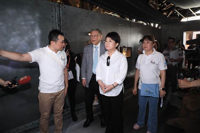 由财团法人沈春池文教基金会主办的「我家的两岸故事」台中巡展，5日在文化部文化资产园区盛大展出，台中市长卢秀燕受邀出席开幕式。（台中市政府提供／冯惠宜台中传真）