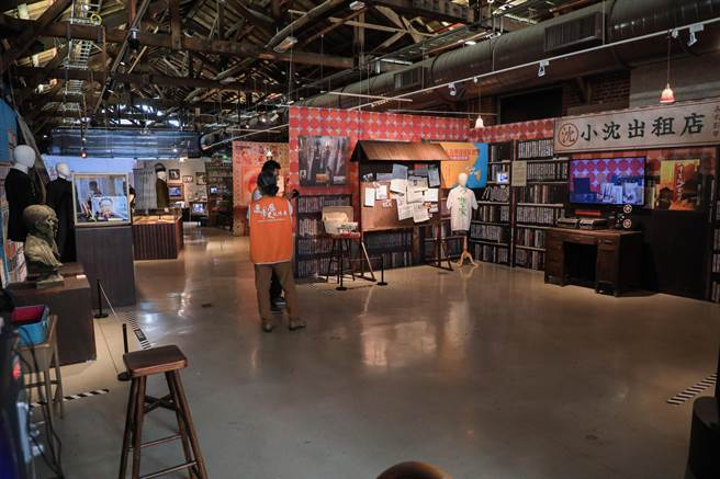 由财团法人沈春池文教基金会主办的「我家的两岸故事」台中巡展，5日在文化部文化资产园区盛大展出，透过丰富的人物影音及典藏文物，再现动盪时代的迁台歷史。（台中市政府提供／冯惠宜台中传真）