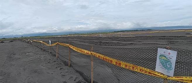 宜蘭縣政府每年4至9月在蘭陽溪南北岸、新城溪口及南澳溪南岸出海口繁殖區圍設管制，並於6月中加強每日巡守工作。（宜蘭縣政府提供／吳佩蓉宜蘭傳真）